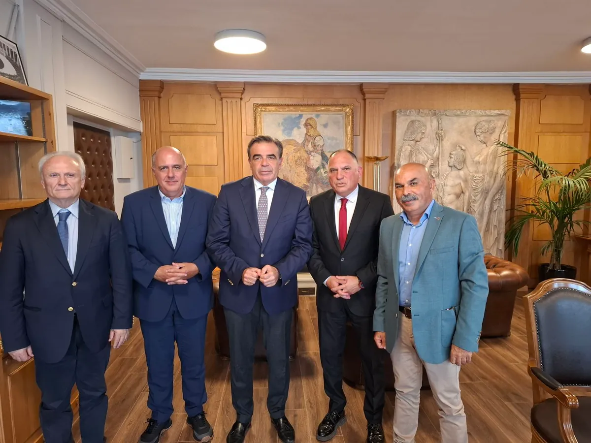 Ομαδική φωτογραφία από τη συνάντηση στο Υπουργείο Αγροτικής Ανάπτυξης και Τροφίμων, 15 Σεπτεμβρίου 2026.